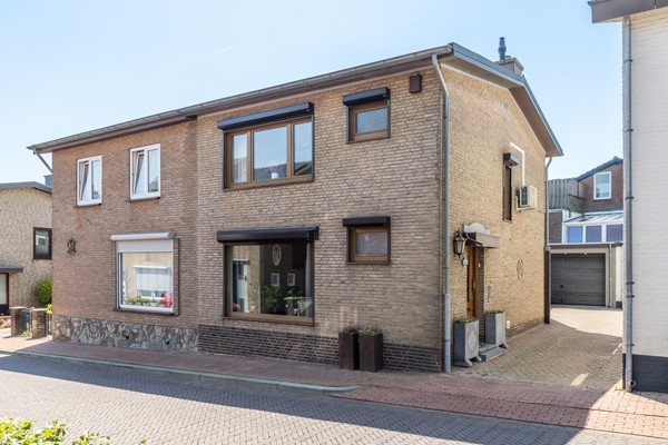 Te koop: Nette twee- onder- een – kapwoning met serre, zonnige tuin en garage in Bocholtz